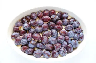 Clafoutis crémeux aux prunes et poires : etape 25
