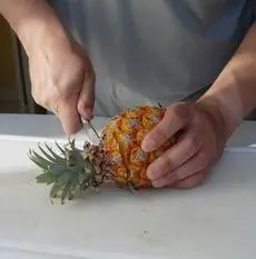 Comment peler à vif un ananas : etape 25