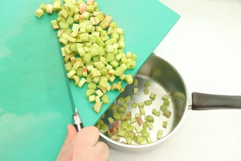 On pousse les aliments de la planche dans la casserole