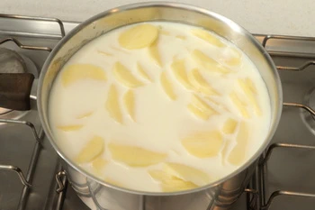 pommes de terre en tranches dans le lait