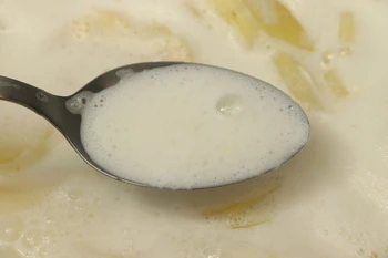 écume de la mousse sur les pommes de terre