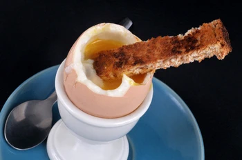 oeuf coque et mouillettes
