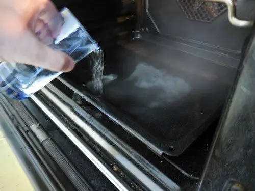 De l'eau pour faire de la buée dans le four