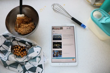 tablette posée sur le plan de travail