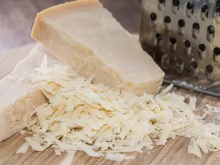 Parmigiano reggiano (Parmesan)