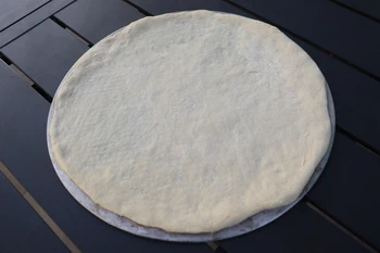 disque de pâte à pizza sur grille aluminium