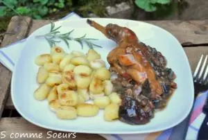 Lapin au cidre, aux pruneaux et au romarin