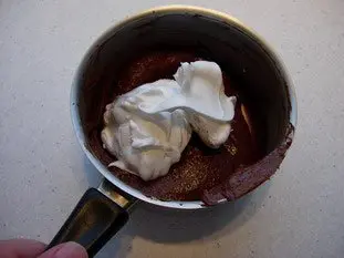 Comment incorporer des blancs d'oeufs battus en neige à une préparation : Photo de l'étape 1
