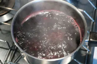 Fraises à la réduction de vin rouge thym et citron : Photo de l'étape 1