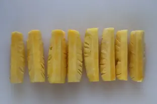 Ananas Victoria confit au miel et aux épices : Photo de l'étape 1