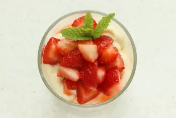 Verrine poires et fraises, crème tiramisu