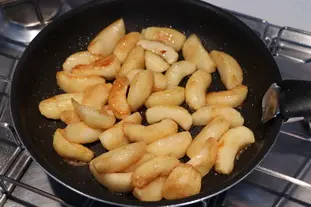 Biscuit moelleux aux pommes caramélisées : Photo de l'étape 10