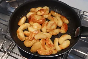 Biscuit moelleux aux pommes caramélisées : Photo de l'étape 11