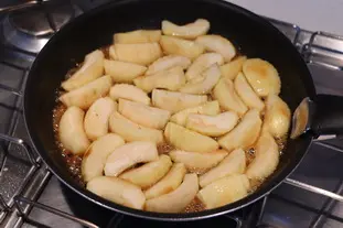 Biscuit moelleux aux pommes caramélisées