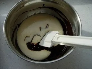Mi-cuit au chocolat et coulis de framboises : Photo de l'étape 10