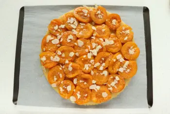 Tarte sablée aux abricots doux et romarin