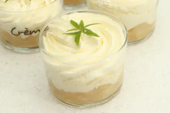 Poires rôties et mousse mascarpone à la verveine