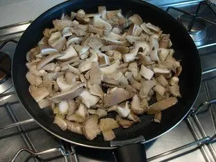 Poêlée de champignons, oignons nouveaux et jambon cru