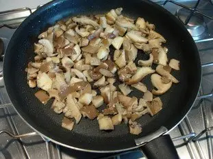 Poêlée de champignons, oignons nouveaux et jambon cru