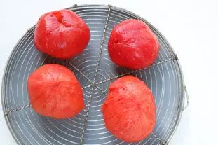 Oeufs en coque de tomate : Photo de l'étape 2