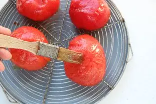 Oeufs en coque de tomate : Photo de l'étape 3