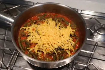 Haricots verts à la tomate et au cheddar