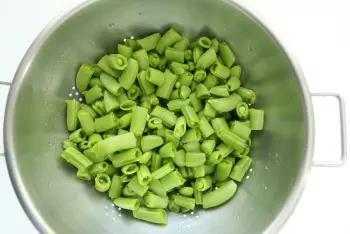 Petits pois nouveaux au pesto