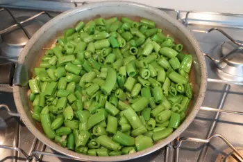 Petits pois nouveaux au pesto