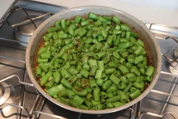 Petits pois nouveaux au pesto