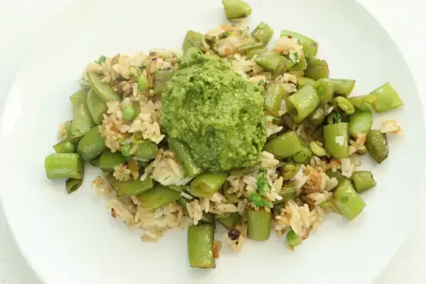 Petits pois nouveaux au pesto