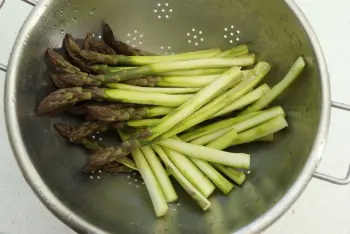 Asperges vertes rôties au citron et parmesan : Étape 1