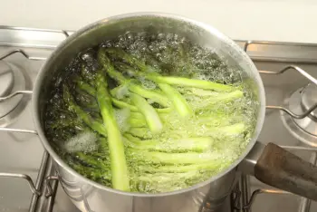 Asperges vertes rôties au citron et parmesan : Étape 2