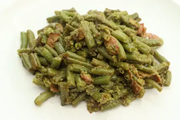 Poêlée de haricots verts au pesto et lardons
