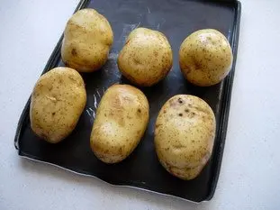 Pommes de terre au four, beurre ou crème aux herbes