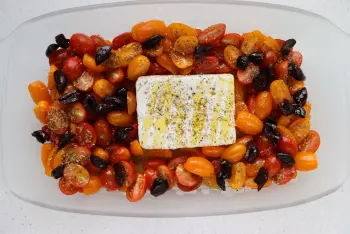 Pâtes aux tomates cerises, olives et feta