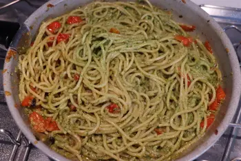 Spaghetti aux tomates et pesto