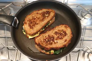 Grilled cheese oeuf et épinards