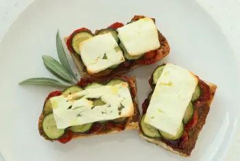 Tartines gratinées aux courgettes et tomates