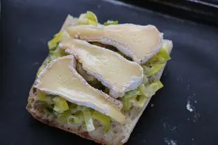 Tartines grillées aux poireaux et Camembert : Photo de l'étape 2