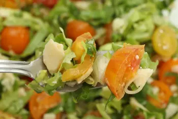 Salade de tomates cerises, salade verte et copeaux de parmesan