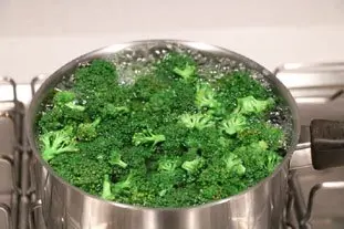 Salade tiède de brocoli au thon : Photo de l'étape 1