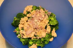 Salade tiède de brocoli au thon : Photo de l'étape 3