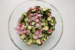 Salade de courgettes croquantes et champignons