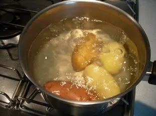 La cuisson des pommes de terre dans l'eau
