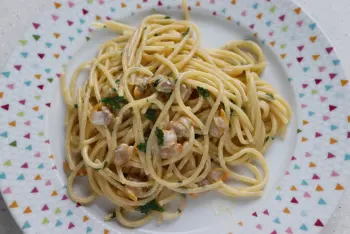 Spaghetti crémeuses aux coques et persil