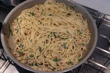 Spaghetti crémeuses aux coques et persil