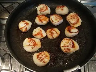 Poêlée de Saint-Jacques et Chanterelles, sauce au Noilly : Photo de l'étape 7
