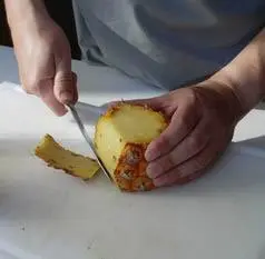 Comment peler à vif un ananas : Photo de l'étape 4