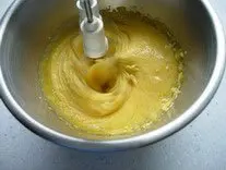 Il ne faut pas laisser des jaunes d'oeufs au contact du sucre : Photo de l'étape 1