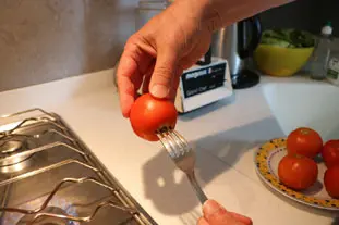 Comment éplucher des tomates à la flamme : Photo de l'étape 2
